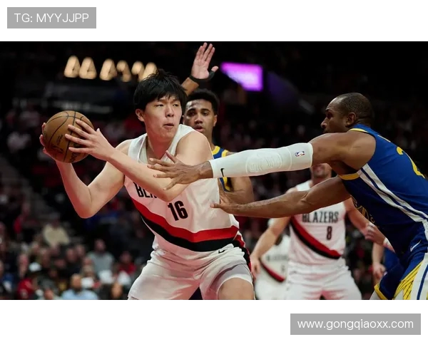 杨瀚森试训森林狼高光:底角三分连中 + 内线强打 + 精妙助攻展全能身手(2)